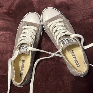Grey women’s converse chucks
